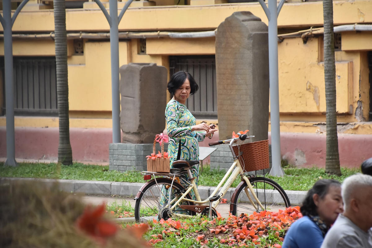 Du khách sẽ được cảm nhận một không gian “Làng trong Phố” hiện hữu ở trung tâm Thủ đô Hà Nội với nhiều không gian quen thuộc của làng quê và các trò chơi dân gian. 
