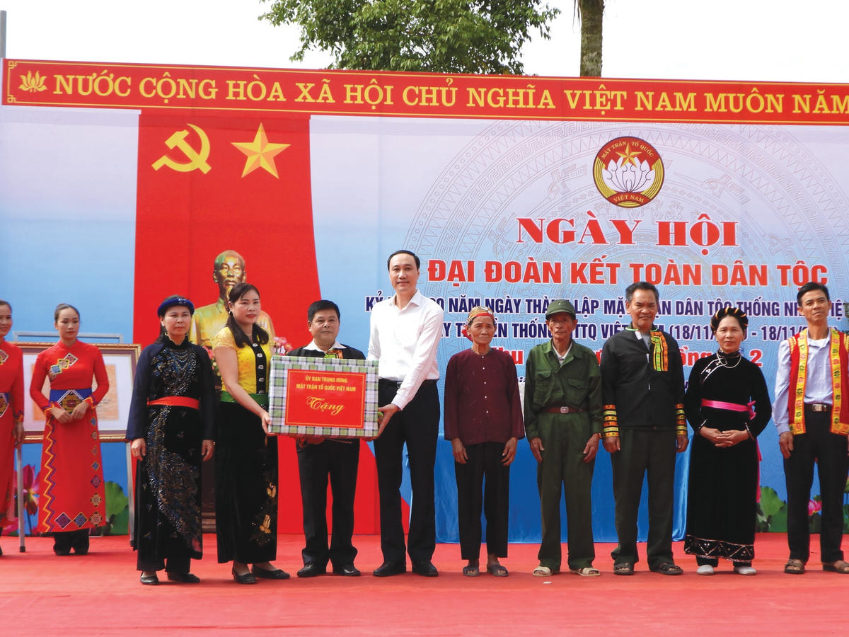 Phó Chủ tịch UBTƯ MTTQ Việt Nam Phùng Khánh Tài trao quà cho nhân dân xóm Đồng Lá 2 (xã Điềm Mặc, huyện Định Hóa, tỉnh Thái Nguyên), tại Ngày hội Đại đoàn kết toàn dân tộc, tháng 11/2020. Ảnh: Đức Sơn.