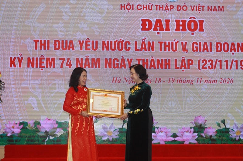 Trưởng ban Dân vận Trung ương Trương Thị Mai trao Bằng khen Chính phủ tặng Hội Chữ thập đỏ Việt Nam.