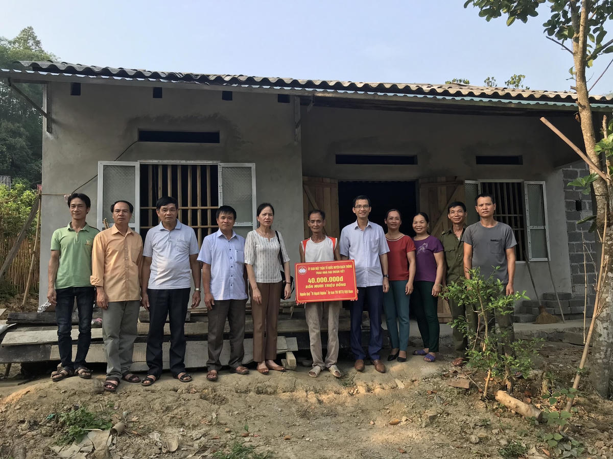 Đại diện Ban Thường trực Ủy ban MTTQ Việt Nam tỉnh Bắc Kạn trao tặng nhà Đại đoàn kết cho hộ nghèo trên địa bàn huyện Bạch Thông. Ảnh: Thu Dịu.