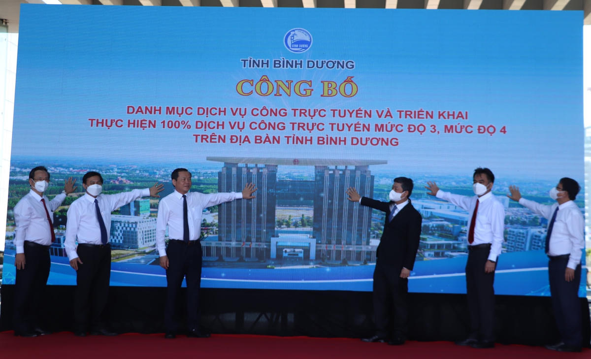 Lãnh đạo tỉnh Bình Dương bấm nút công bố danh mục dịch vụ công trực tuyến.
