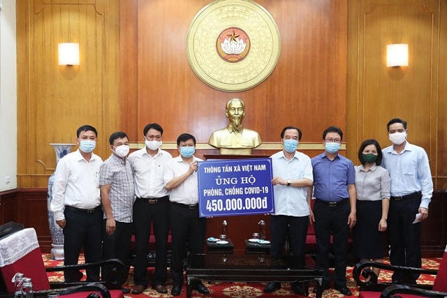 Phó Chủ tịch Ngô Sách Thực tiếp nhận ủng hộ từ Thông tấn xã Việt Nam.  