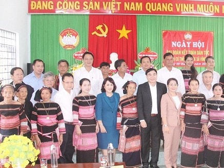 Đoàn công tác Trung ương cùng lãnh đạo tỉnh Bình Định, chụp hình lưu niệm với tại Ngày hội Đại đoàn kết thôn Tà Lék.