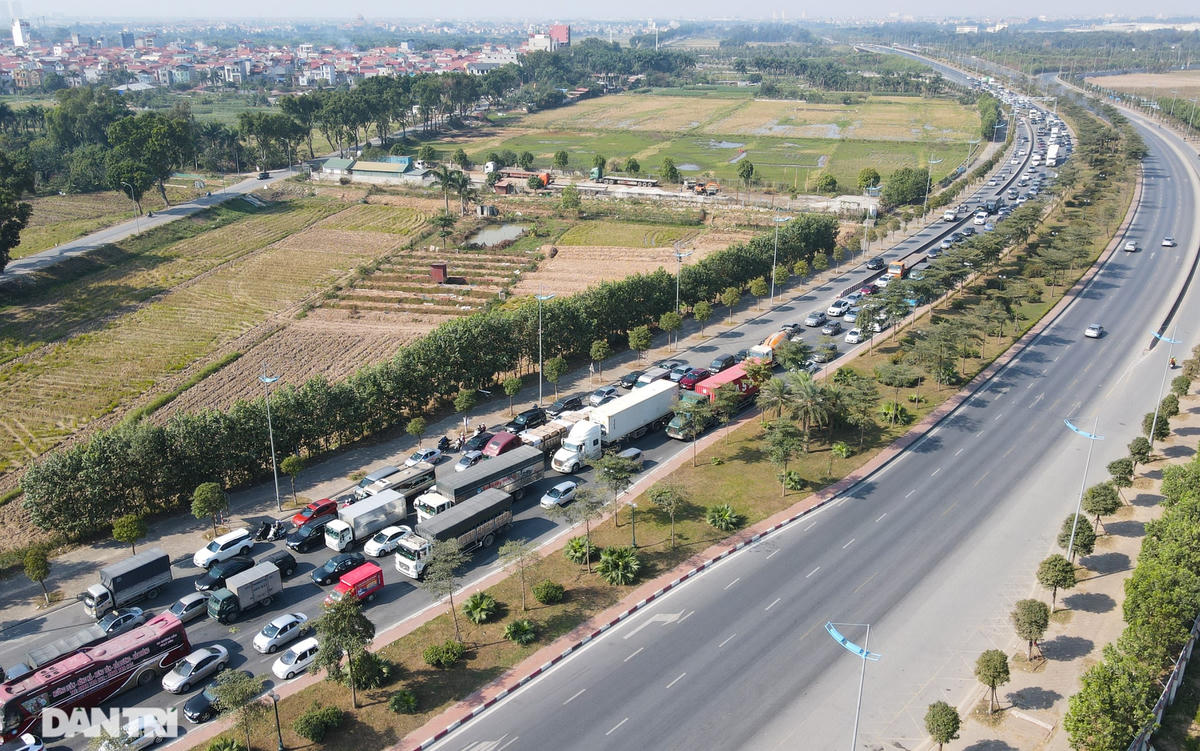 Còn tại khu vực cửa ngõ phía bắc thủ đô Hà Nội, tình trạng ùn tắc kéo dài cũng xảy ra trên tuyến đường Trường Sa. Nguyên nhân là do có một xe khách bị hư hỏng ở làn giữa, đã khiến giao thông bị ùn ứ.  