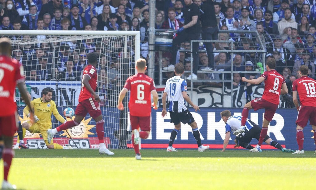 Laursen đá phản lưới nhà ở phút thứ 10 giúp Bayern Munich dẫn trước 1-0 (Ảnh: AP).