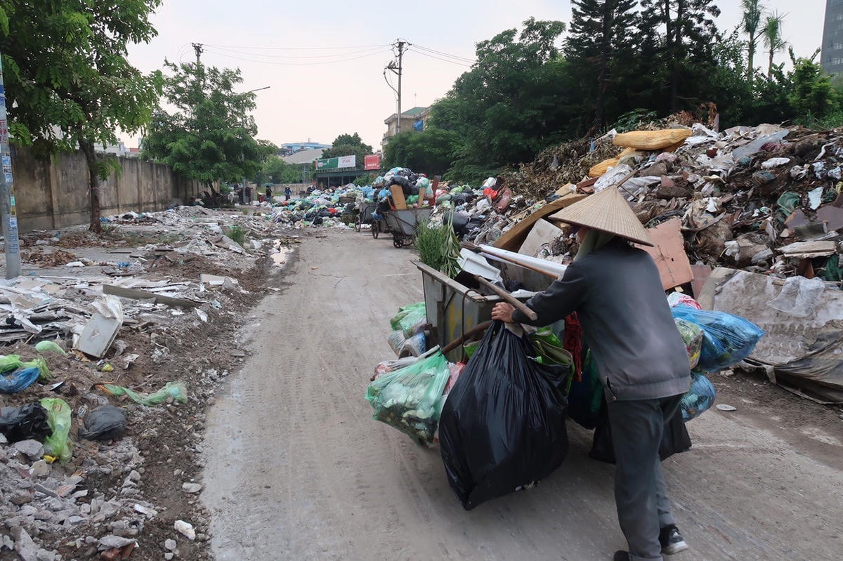 Rác thải thu gom tại các khu dân cư được đưa về các điểm tập kết và xử lý.