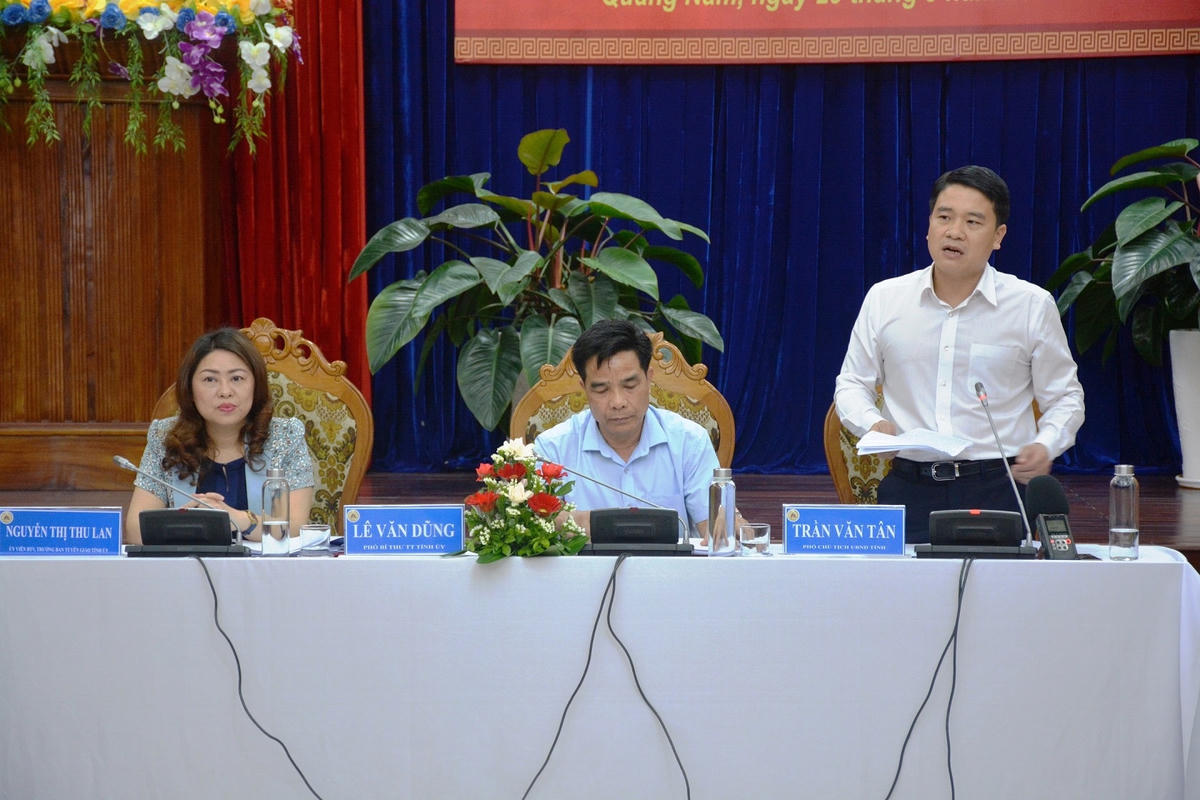 Các lãnh đạo tỉnh Quảng Nam chủ trì buổi thông tin.