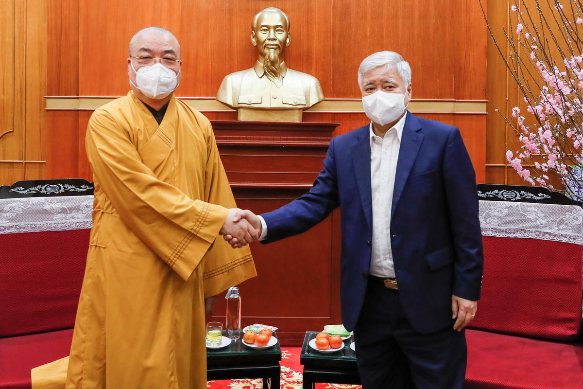 Chủ tịch Đỗ Văn Chiến và Hòa thượng Thích Thanh Nhiễu, Phó Chủ tịch Thường trực Trung ương Giáo hội Phật giáo Việt Nam.