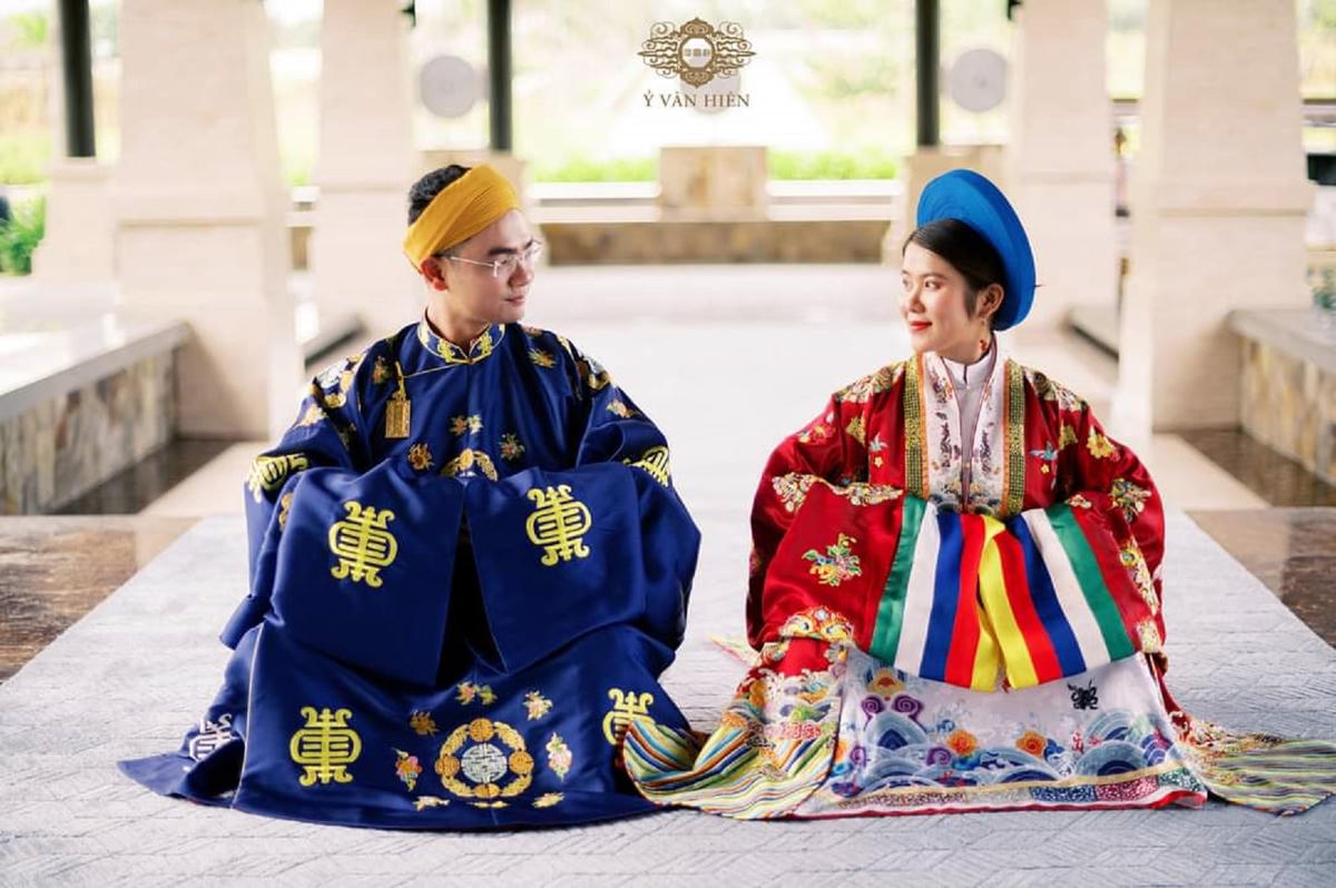 Bạn trẻ mặc cổ phục chụp ảnh lưu niệm.