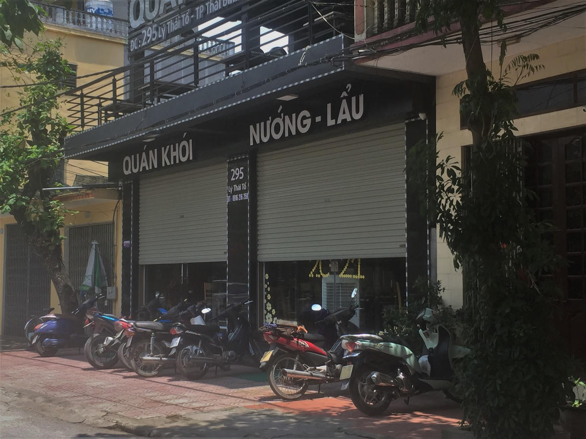 Nhà hàng, quán ăn cũng chủ động đóng cửa để thực hiện giãn cách xã hội, đảm bảo công tác phòng, chống dịch bệnh. 