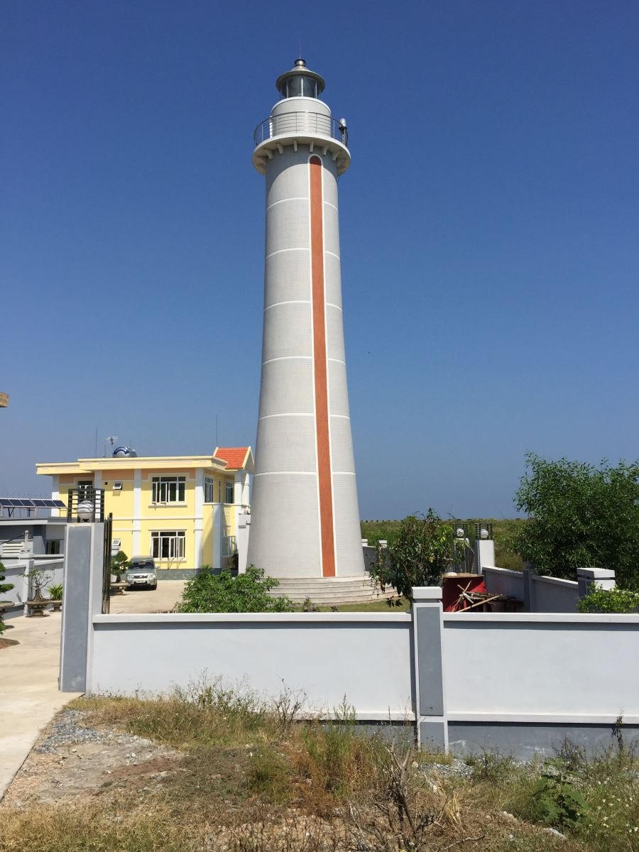 Vị trí 3 người bị sóng biển cuốn trôi cách cột đèn biển khoảng 1 km.