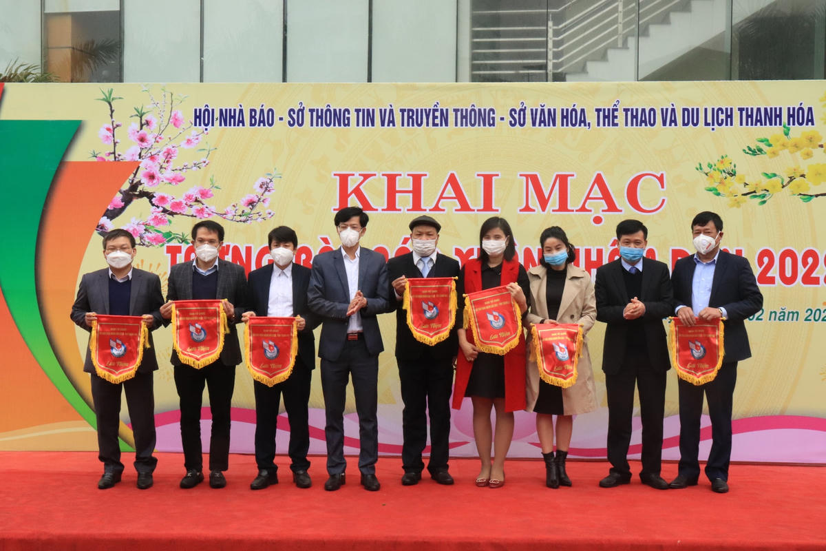 Ban tổ chức trao tặng cờ lưu niệm cho các đơn vị có ấn phẩm tham dự.