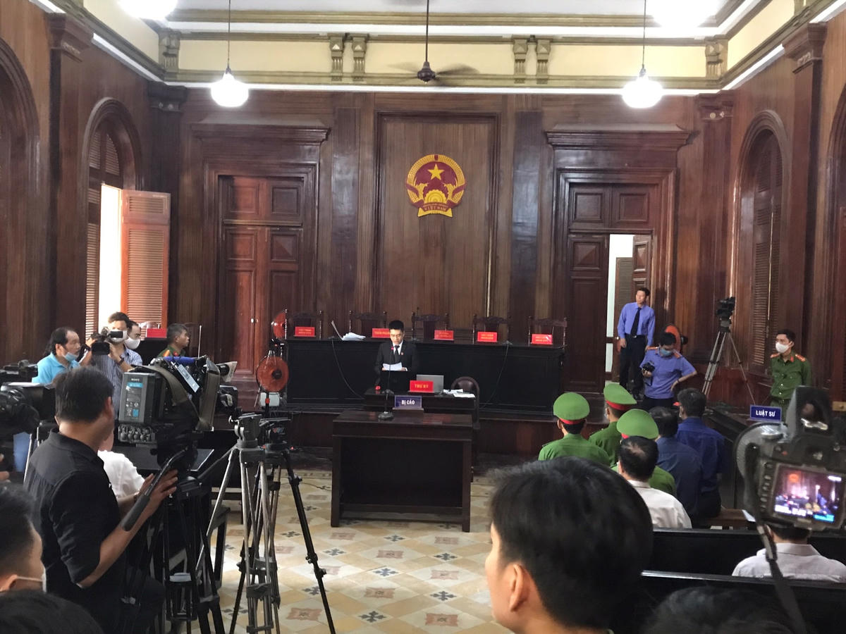 Đúng 8h, thư ký tòa hướng dẫn quy trình xét xử và quy định về khu vực tác nghiệp đối với phóng viên, báo chí.