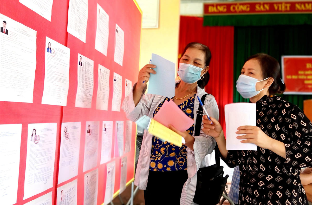 Cử tri thôn Vá, xã An Bá tìm hiểu và lựa chọn các ứng cử đại biểu Quốc hội và HĐND các cấp.  