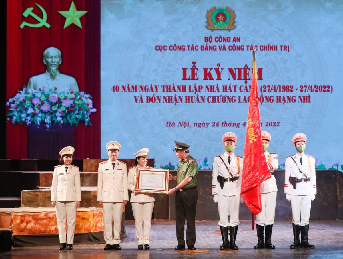 Trong suốt 40 năm xây dựng và phát triển, Nhà hát CAND đã hoàn thành xuất sắc các nhiệm vụ được giao. 