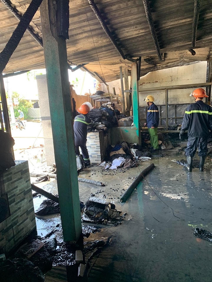 Lực lượng chức năng đã dập tắt ngọn lửa tại kho vải.