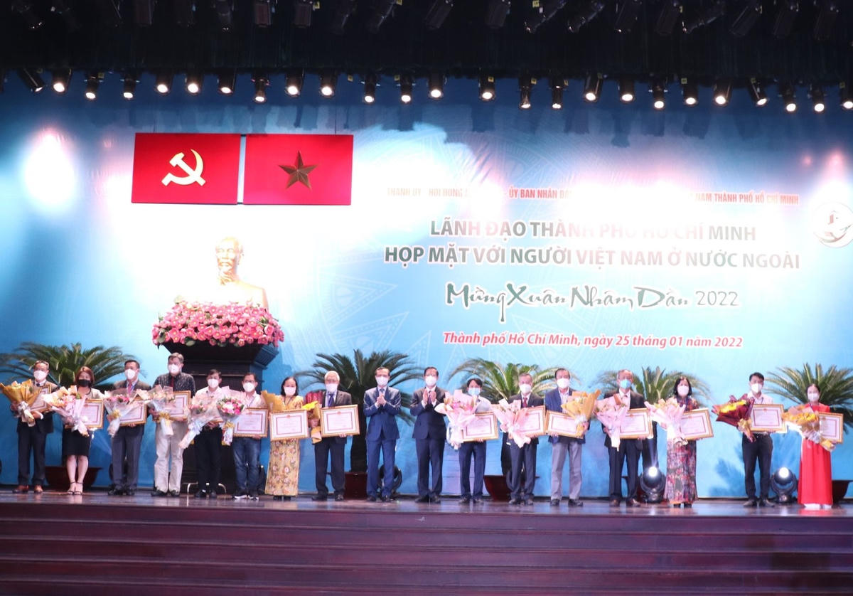 Lãnh đạo TP HCM trao Bằng khen cho các tập thể, cá nhân kiều bào đã có nhiều đóng góp cho thành phố.