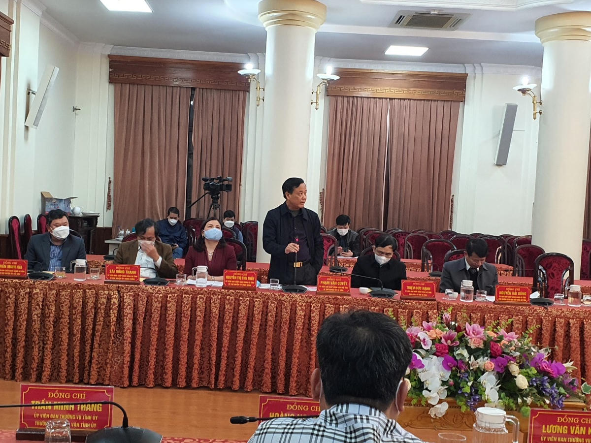 Cán bộ địa phương phát biểu, trao đổi tại buổi làm việc.