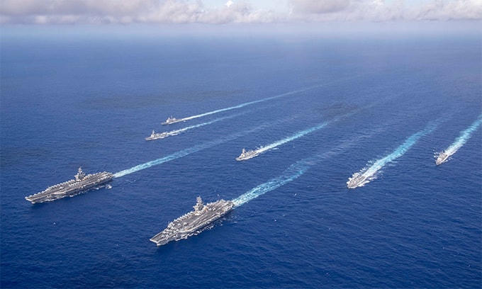 Nhóm tác chiến tàu sân bay Theodore Roosevelt và Nimitz đi qua Biển Philippines hồi tháng 6. Ảnh: US Navy.