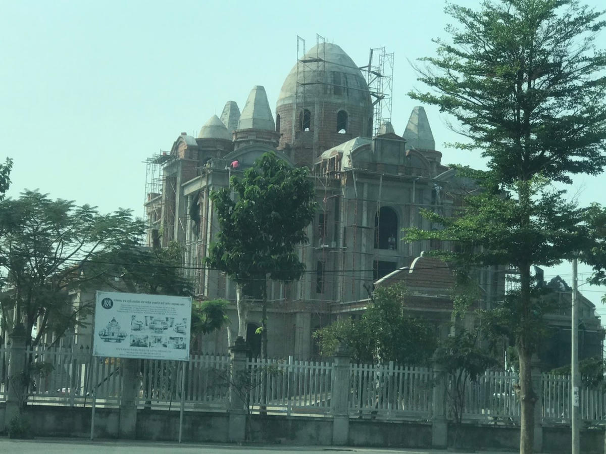 Việc để bà Lộc ngang nhiên xây dựng trái phép biệt thự