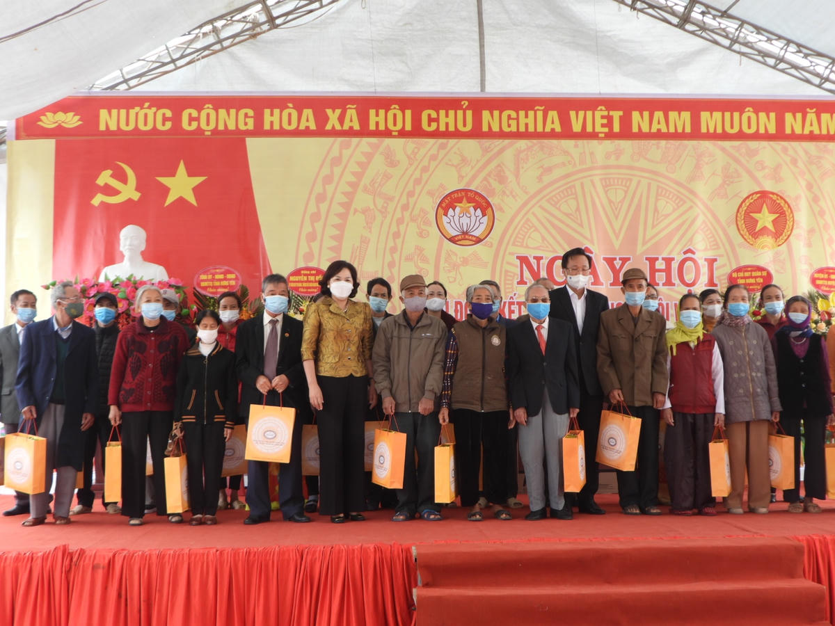 Các Đại biểu tặng quà cho các gia đình chính sách, người có công, người nghèo của thôn Ba Đông.