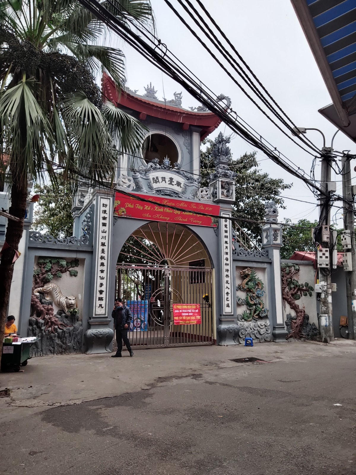 Cổng phía Nam sát kiến trúc Phủ Tây Hồ.