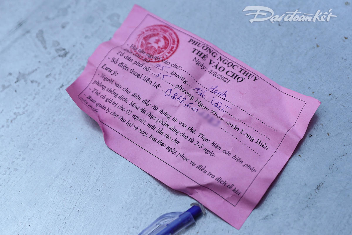 Người dân có thể dùng thẻ đi chợ để vào mua sắm tại các siêu thị lưu động.