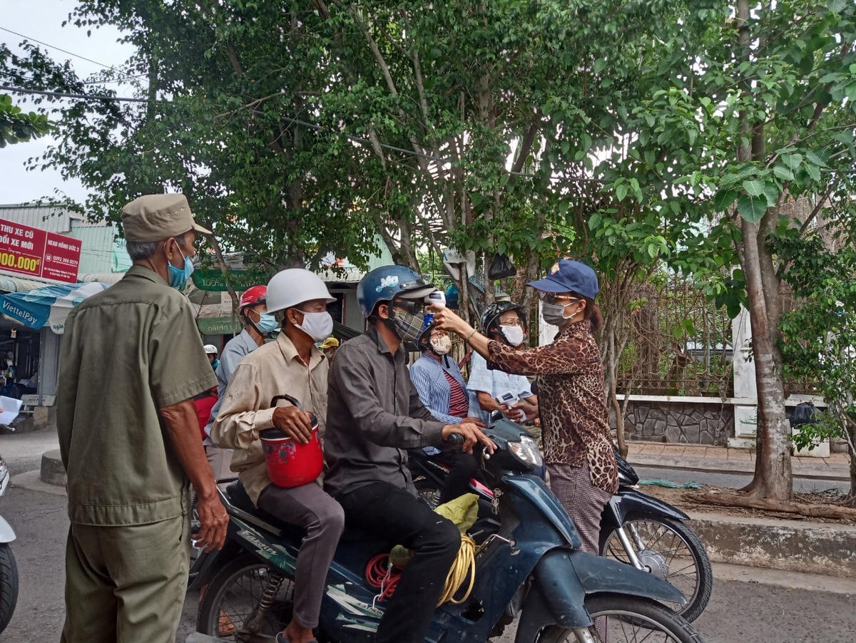 Người dân từ Vĩnh Long di chuyển từ Bến đò Cô Bắc để qua Cần Thơ đều được kiểm tra, đo thân nhiệt.