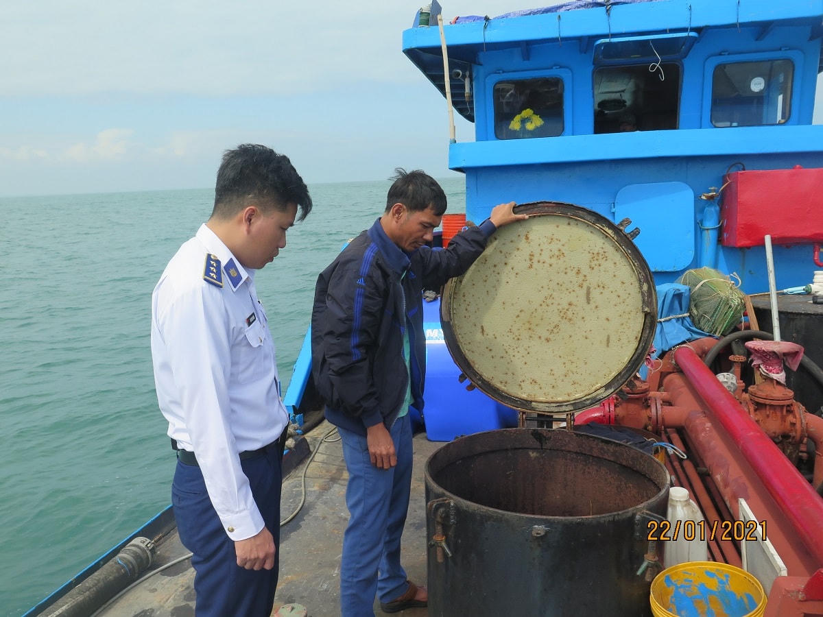 BTL Vùng Cảnh sát biển 2 kiểm tra tàu An Bình 88.