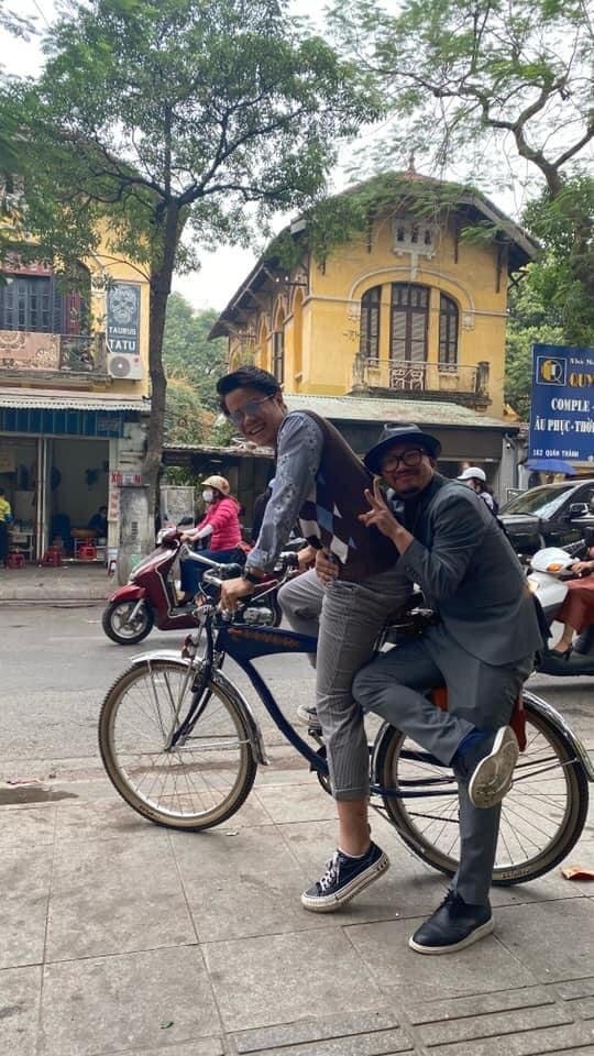Trong khi đó, Hà Lê và Đinh Mạnh Ninh lại có khoảng khắc siêu hài trên phố Hà Nội: Đinh Mạnh Ninh: “Nếu không chê em nghèo thì lên xe em đèo”. Hà Lê : “Cho anh ôm eo là anh không chê gì hết”.