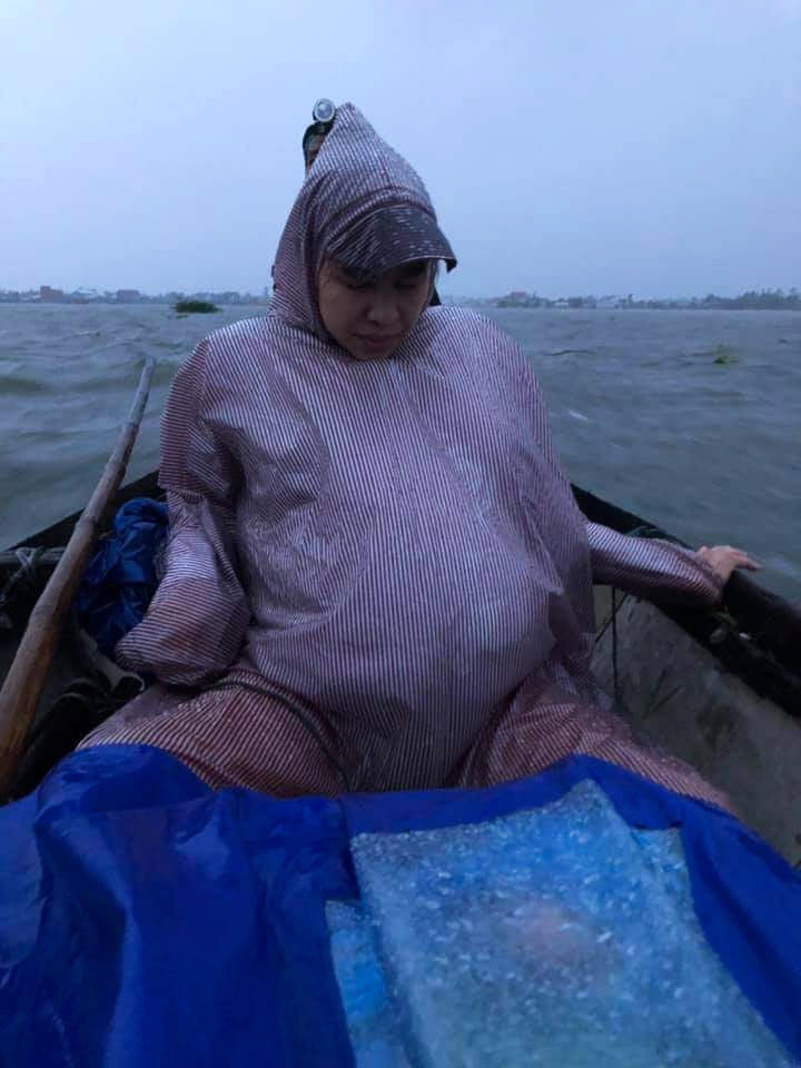 Gia đình đưa chị Mỹ lên viện bằng đò lúc rạng sáng nhưng đến khoảng 6h30 mới gặp được tài xế Tuấn. Ảnh: Nhật Trường.