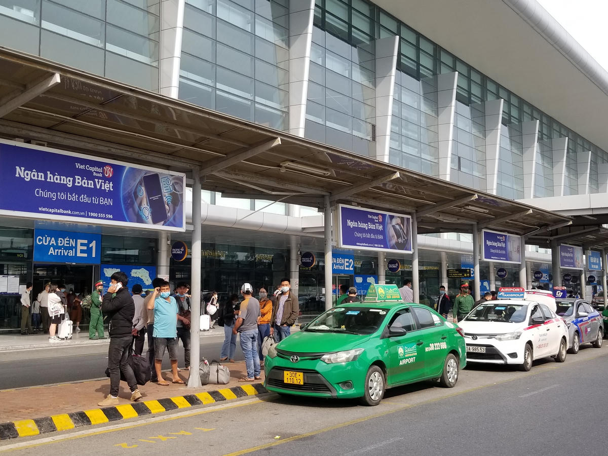 Theo ghi nhận của PV Đại Đoàn Kết Online, đến ngày 17/2 (tức mùng 6 Tết Âm lịch), tại sân bay Nội Bài (Hà Nội), mọi hoạt động khai thác vẫn diễn ra bình thường. Nhu cầu di chuyển trong nước bằng đường hàng không vẫn khá cao bất chấp tình hình dịch bệnh đang diễn biến phức tạp.