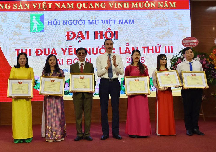 Phó Chủ tịch Phùng Khánh Tài trao bằng khen của UBTƯ MTTQ Việt Nam cho 6 cá nhân