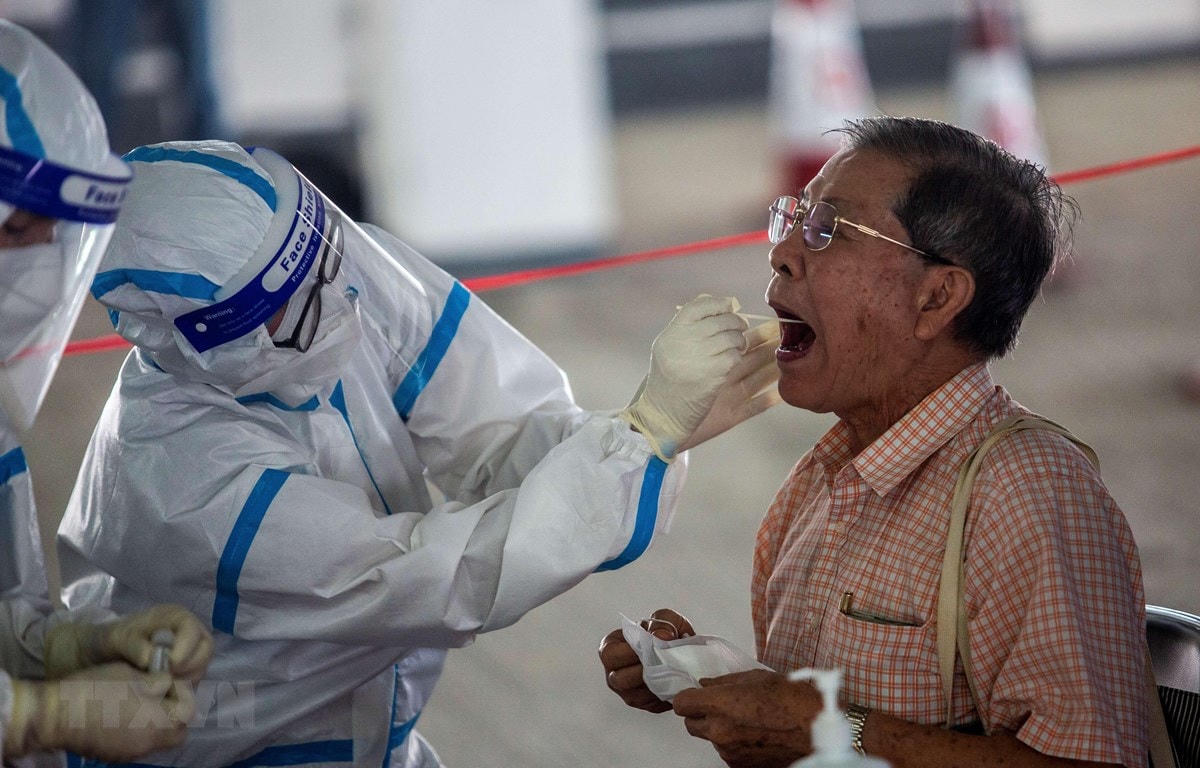 Nhân viên y tế lấy mẫu xét nghiệm Covid-19 tại Hong Kong,Trung Quốc ngày 19/7/2020. (Ảnh: AFP/TTXVN).