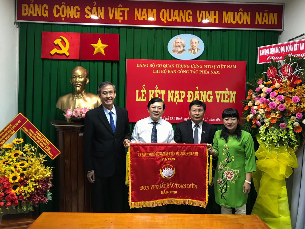 Phó Chủ tịch Nguyễn Hữu Dũng trao Cờ đơn vị xuất sắc toàn diện của UBTƯ MTTQ Việt Nam cho Ban Công tác phía Nam.