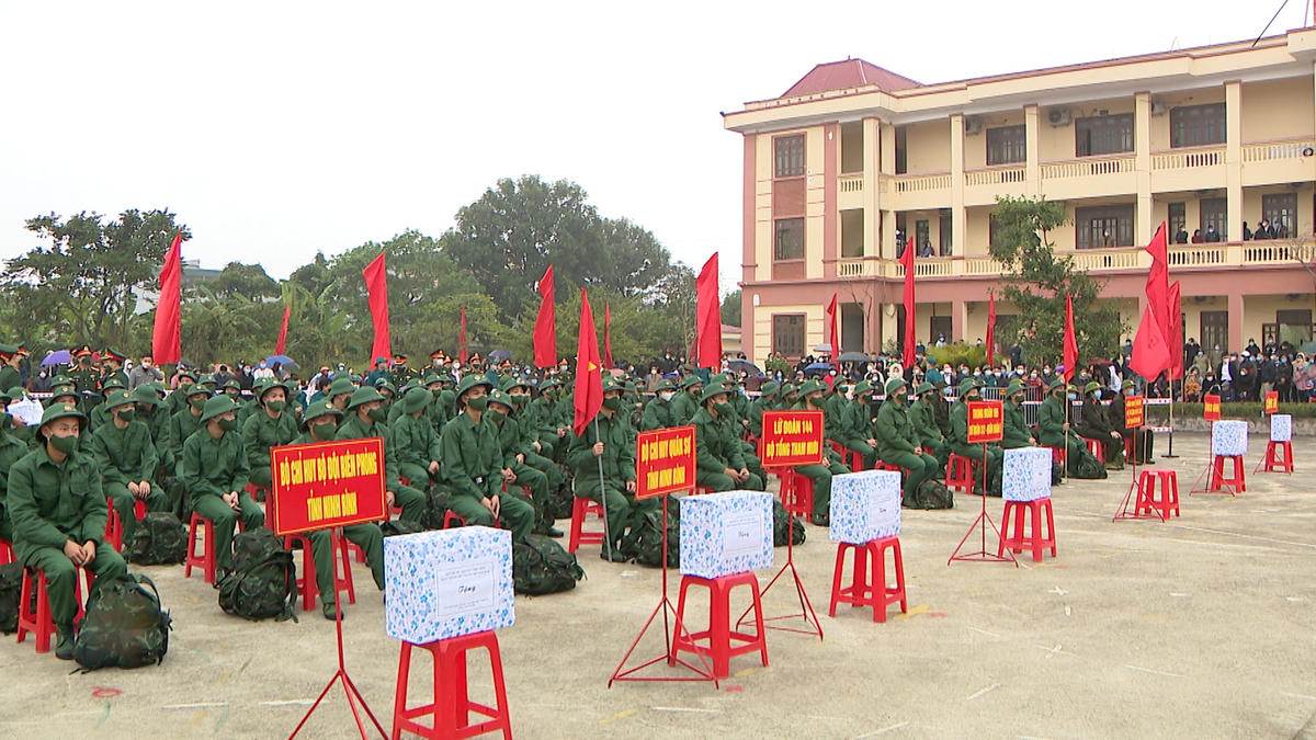 100 thanh niên TP Ninh Bình nô nức lên đường nhập ngũ.