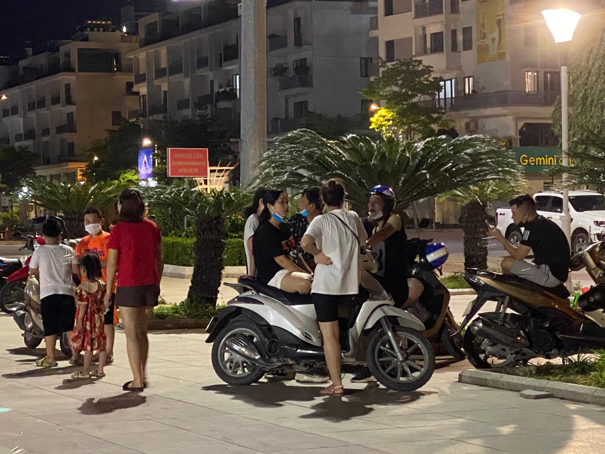 Người dân tụ tập đông người, không giữ khoảng cách tối thiểu và bỏ khẩu trang để nói chuyện với nhau.