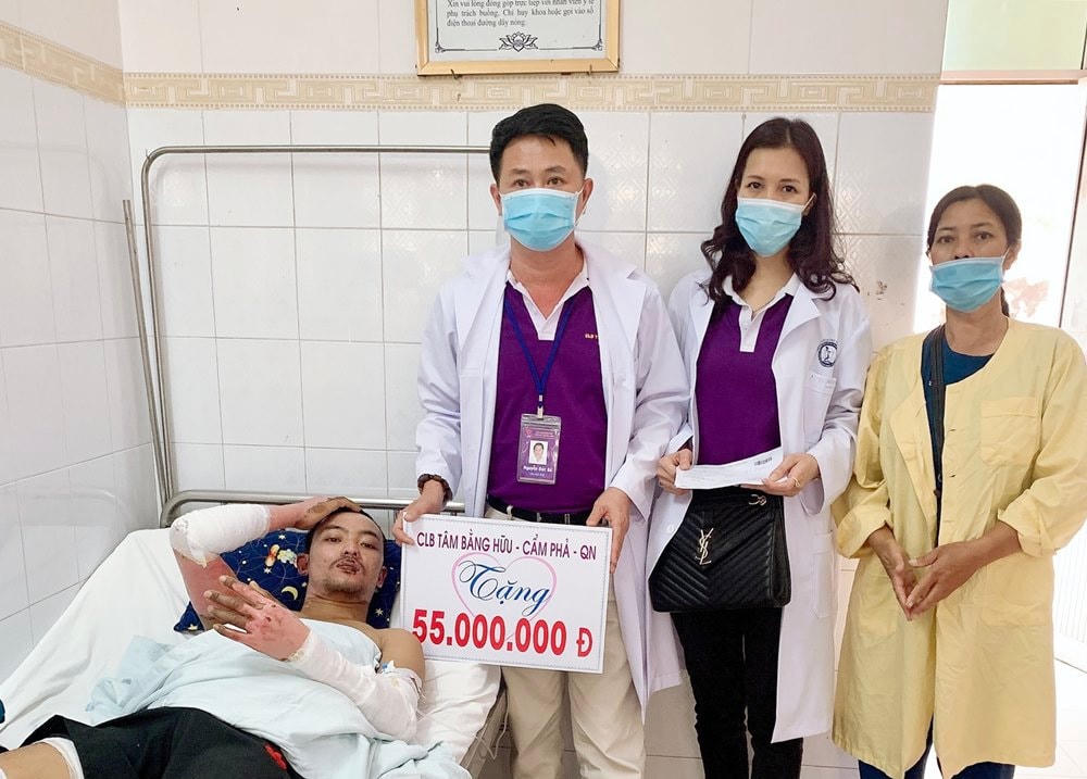CLB Tâm Bằng Hữu Cẩm Phả hỗ trợ 3 nạn nhân.