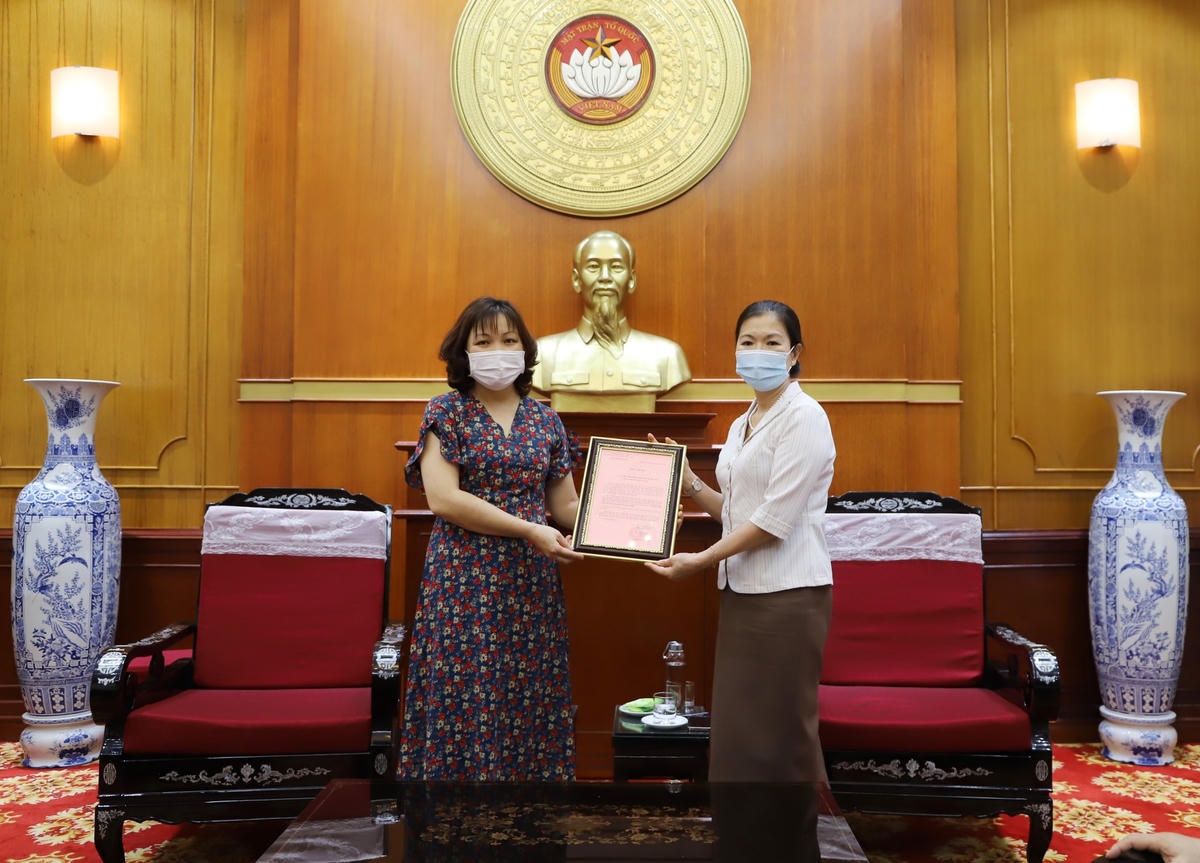 Phó Chủ tịch Trương Thị Ngọc Ánh trao Thư cảm ơn Hội phẫu thuật tạo hình thẩm mỹ Việt Nam.