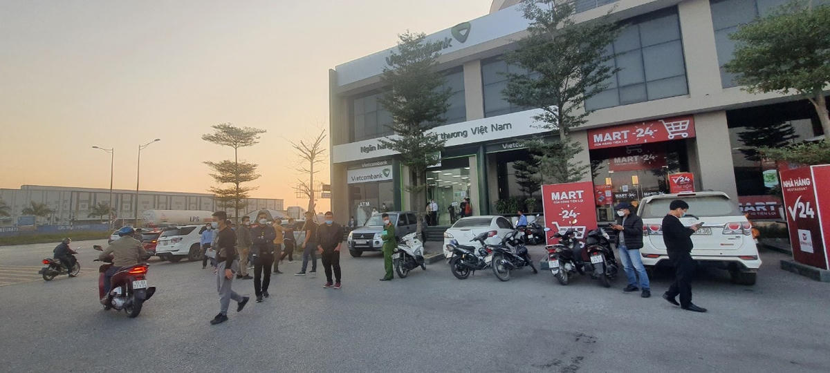 Công an tiến hành điều tra hiện trường.