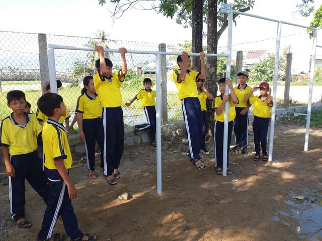 Học sinh tỉnh Khánh Hòa trong một buổi tập luyện với xà đơn được tài trợ miễn phí từ ông Thanh và Hội Ái mộ Yersin.