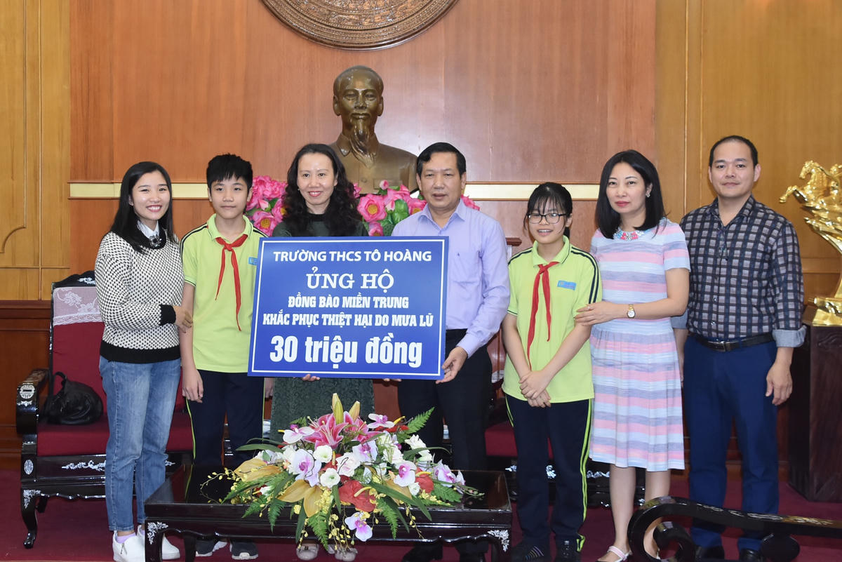 Tiếp nhận ủng hộ từ Trường THCS Tô Hoàng.
