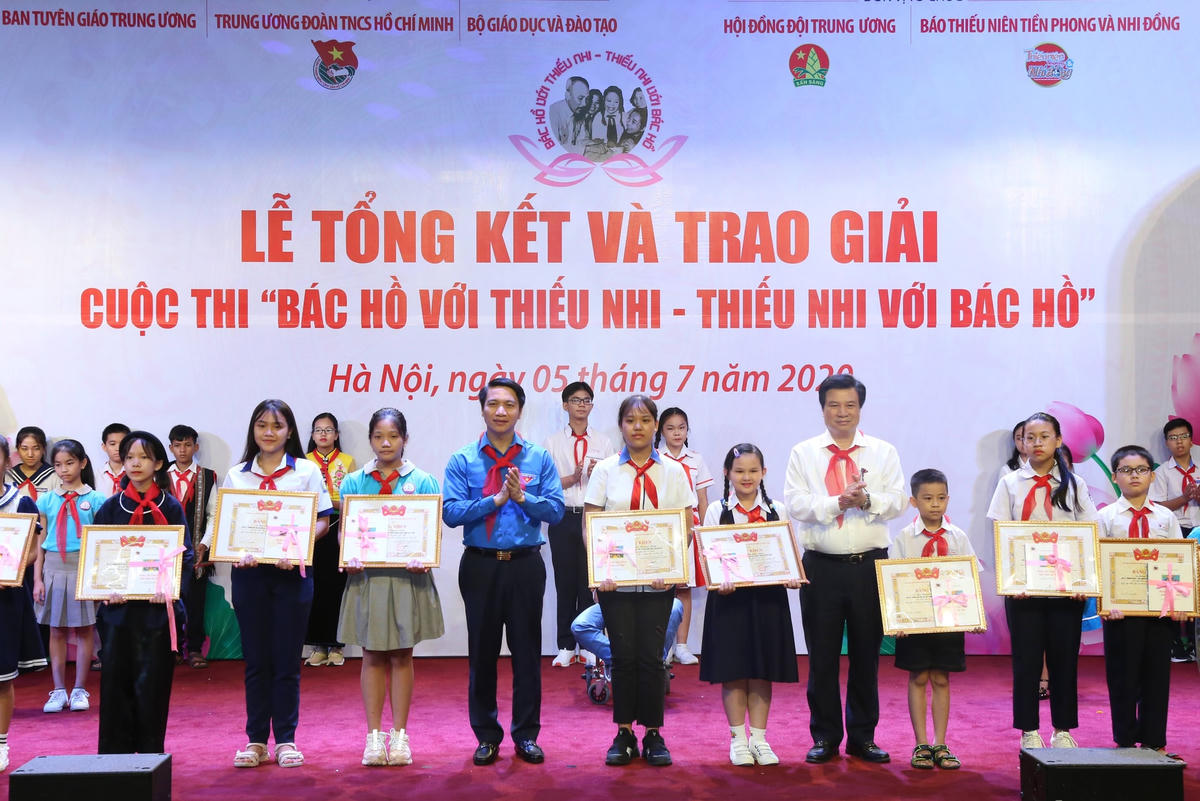 Trao giải Ba. Ảnh: Quang Vinh.