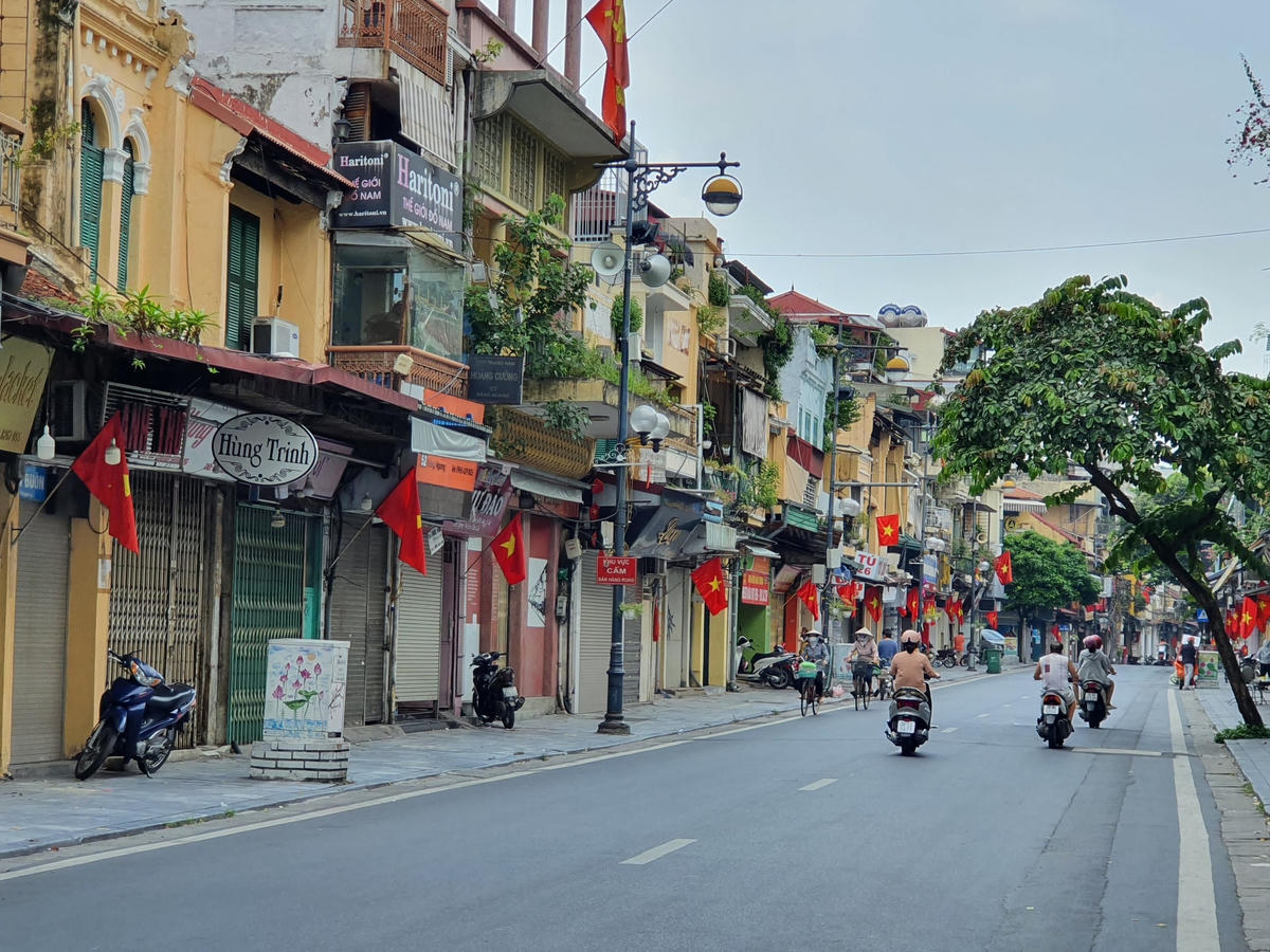 Khác với mọi năm, năm nay do diễn biến phức tạp của đại dịch Covid-19, Hà Nội cũng như cả nước đang gồng mình chống dịch nên việc trang trí trên các tuyến đường được chuẩn bị ít hơn. 
