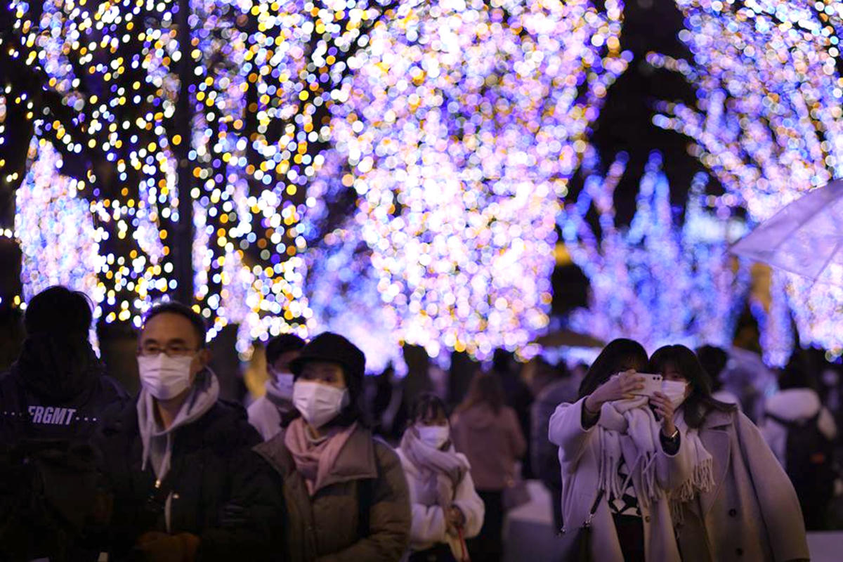 Châu Á vừa mở cửa vừa lo chống dịch. Ảnh: Reuters.