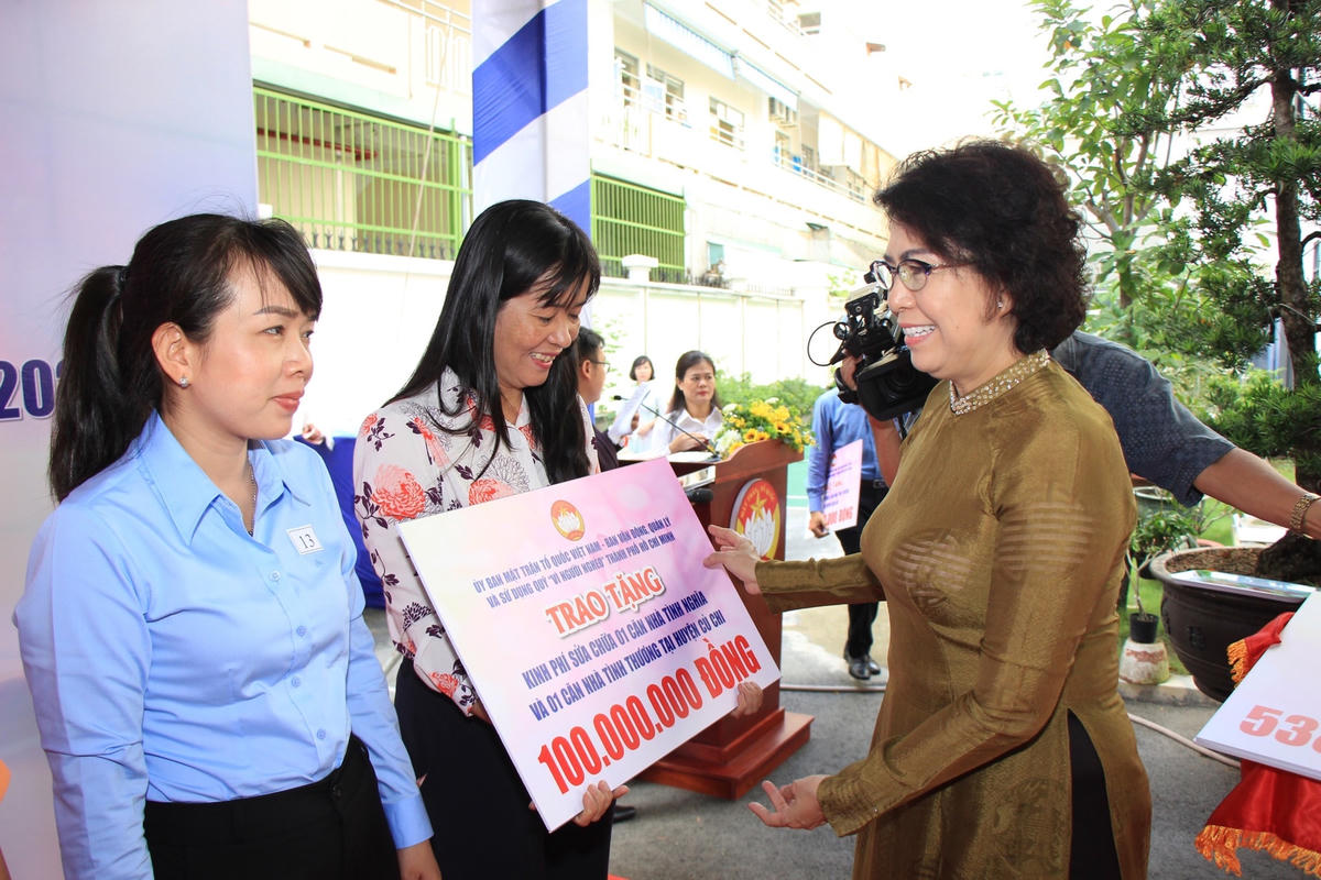 Chủ tịch UBMTTQ Việt Nam TP HCM Tô Thị Bích Châu tặng kinh phí sửa chữa nhà cho người nghèo các quận, huyện nhân Tháng cao điểm 