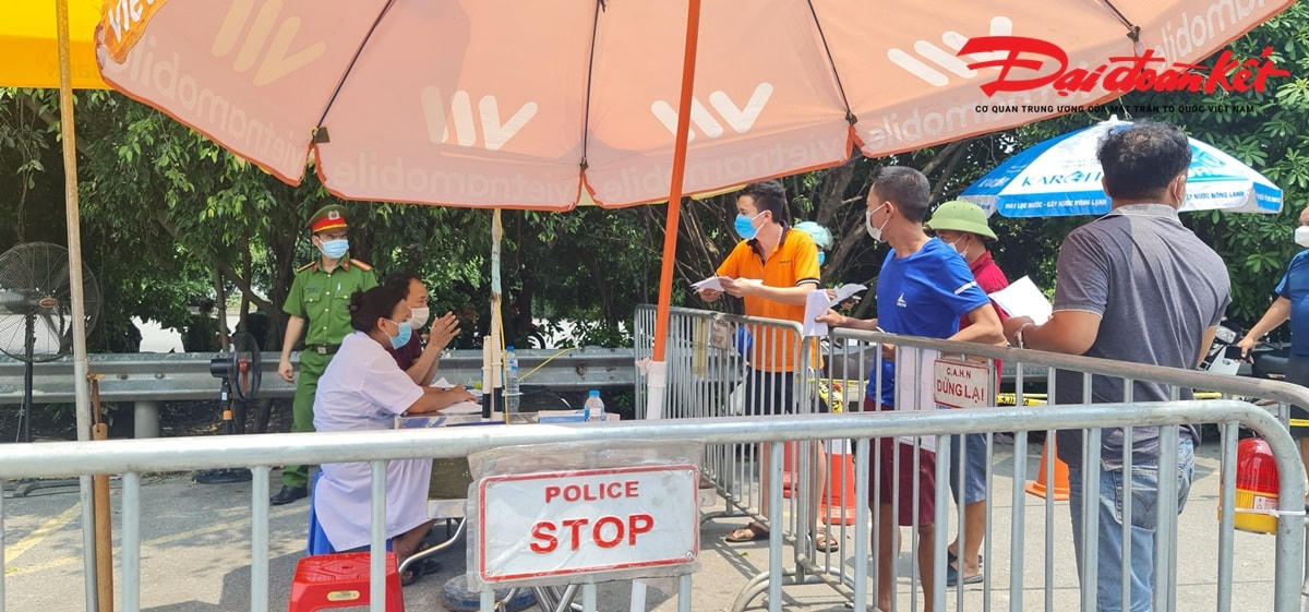 Lực lượng chức năng đã cố gắng vừa không để ách tắc giao thông, không “ngăn sông, cấm chợ”, vừa kiểm soát chặt chẽ các xe đi từ vùng dịch, tuy nhiên, công tác này vẫn tồn tại một số khó khăn. Nguồn nhân lực y tế làm nhiệm vụ xét nghiệm tại các chốt không đủ; công tác khai báo y tế còn chậm dẫn đến ùn tắc người và xe tại các chốt cửa ngõ.