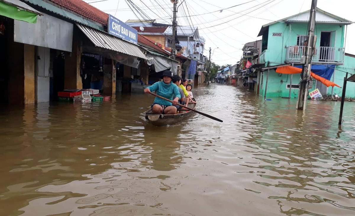 Tại phố cổ Bao Vinh, người dân phải dùng thuyền di chuyển.