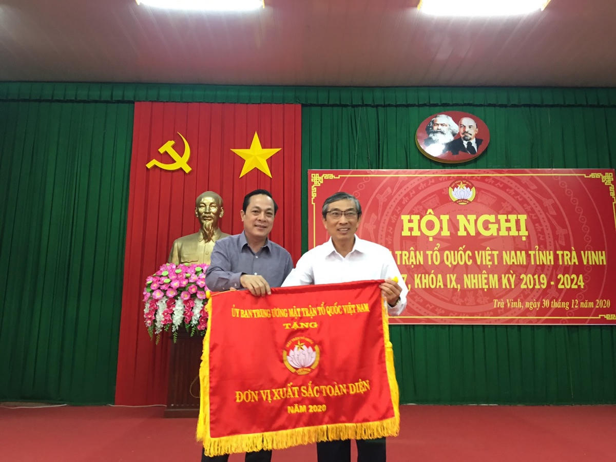 Ông Lâm Minh Đằng trao Cờ xuất sắc toàn diện năm 2020 của UBTƯ MTTQ Việt Nam cho Mặt trận Trà Vinh.