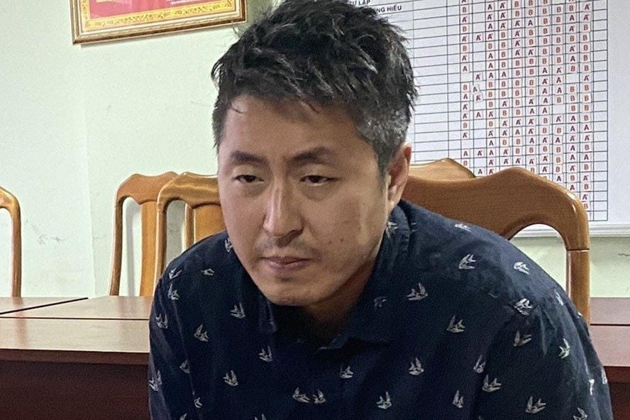 Jeong In Cheol tại cơ quan công an